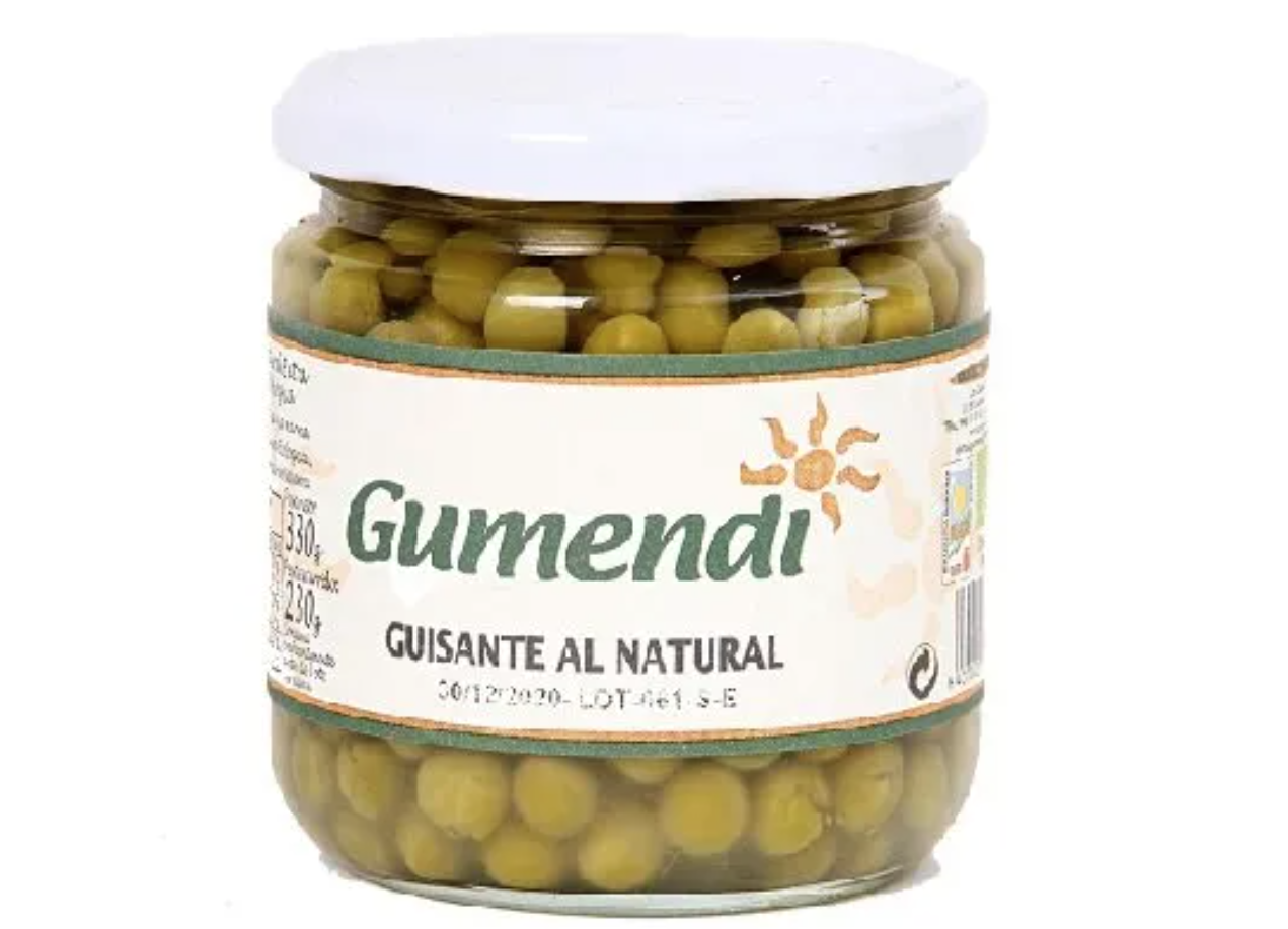 Brocoli con salchichas de pollo y guisantes en conserva.